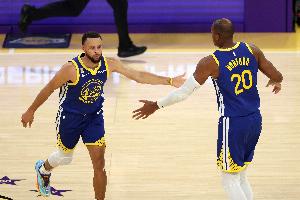 媒体人：勇士比赛水平是争冠级别 老家伙诠释着会打球是多么美妙