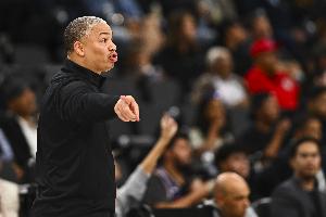 还搁那鼓掌！快船被防了个24秒违例 泰伦-卢场边无奈拍手