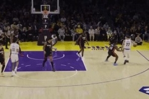 穿针引线！东契奇运球转身潇洒横传 八村塁幸不辱命三分射进