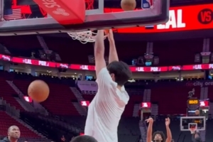 就得硬一点！杨瀚森赛前和助教对抗热身 篮下终结连续暴扣+勾手