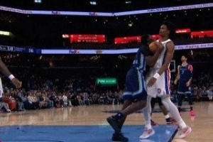 火药味！小文斯-威廉姆斯与奥萨尔推搡&两人加斯图尔特分别吃T