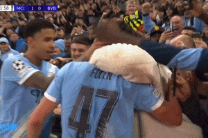 太子就是帅！福登庆祝时被球迷搂着自拍，还看了镜头笑的特别配合