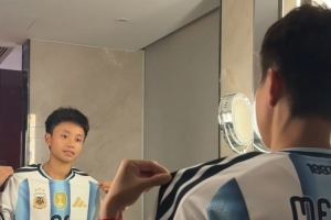 球王的小迷妹张琳艳社媒晒照，上身最新款阿根廷梅西10号球衣