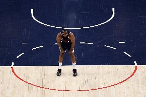 正负值-21最低！哈登半场9中3拿到8分2助 三分5中1