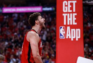 美记：申京已经成为一名垃圾话高手 要知道他四年前才开始说英语