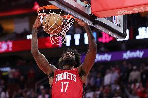 流畅！杜兰特吸引包夹分球亚当斯 后者妙传助攻伊森轻松上篮得手