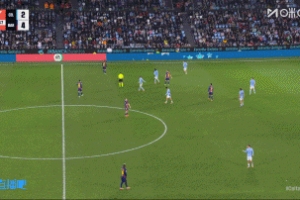 补时染红！德容踩到阿斯帕斯，两黄变一红被罚下场，巴萨10人作战