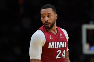 鲍威尔：这场胜利展示了阵容深度 我们每个人都相信球队相信彼此