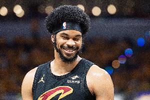 发挥不错！贾勒特-阿伦半场8中5得12分6板 正负值+9全队最高