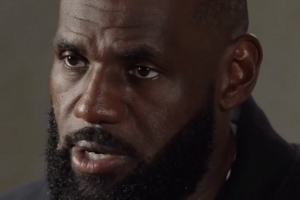 詹姆斯：在园区内长期远离家人 我们更加团结一致 决心赢得冠军