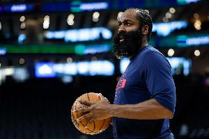 弄啥嘞？！科林斯瞎包夹送对手扣空篮 哈登无奈摊手