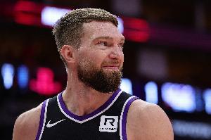 打不过！小萨防守约基奇 被对手强投得手还造成自己6犯&掩面沮丧