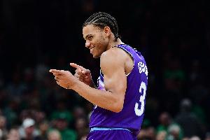 旋转跳跃？基昂特·乔治突破没顶开人 原地高难度后仰中投命中！