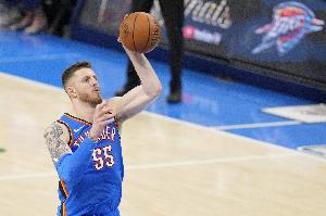 无视防守！哈尔滕施泰因弧顶碾着追梦上篮得分