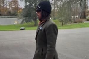 太潮了！孔德最新时尚穿搭：身穿长大衣，手拿包