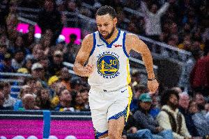 真不容易！库里底角接球空位三分终于投中了 高举双手庆祝