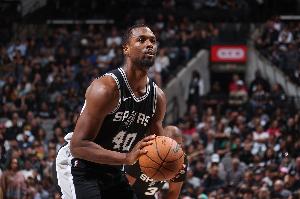 手感来了挡不住！哈里森·巴恩斯底角同一位置连续命中接球三分！