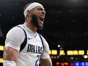 上头了！加福德卡位挥肘掀翻狄龙 吃到一级恶意犯规