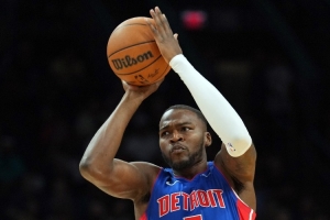 打嗨了！公牛中场失误 活塞反击直接吊内线 里德上演空接重扣