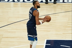 戈贝尔：联盟竞争很激烈每场都是挑战 我们攻防两端都要展现拼劲