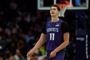 斗转星移！卡尔克布伦纳单防特纳 腾空暴起大帽扇飞对手投篮