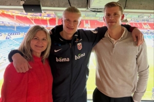 哈兰德社媒晒与妈妈和弟弟合照：老大、我和我弟