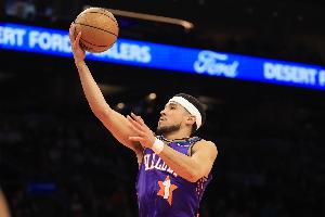 提前打卡！布克22中12砍下33分5板7助 第三节独得16分