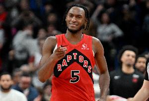 一点不冤！奎克利发球前推倒梅里尔犯规 猛龙挑战失败