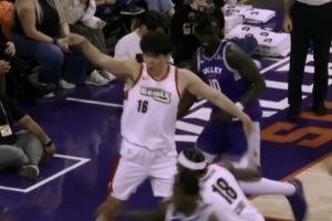 难受啊~杨瀚森被好兄弟马卢阿奇干扰球 向裁判申诉但没吹罚