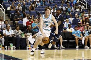 家乡人民面前展示一把！4号秀克尼佩尔抢断反击送双手暴扣！