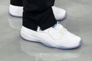 老板都一度不穿UA了！库里保镖今日上脚AJ 11出现在球场！