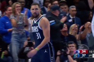 佛光再现！克莱连中三分反超比分 独行侠最多落后15分