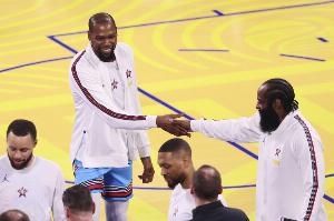 老将们闪耀的一天！库里哈登杜兰特三老今天一共120分