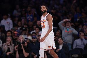 白给的不要？米卡尔-布里奇斯抢断反击 面对空篮扣飞了