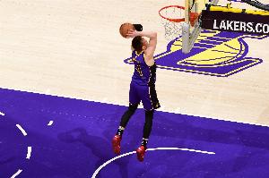 眼观六路！里夫斯起跳传球 妙传空切的克内克特双手暴扣