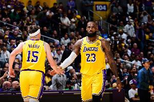 里夫斯：我肯定我们比赛时詹姆斯在家喝着酒 分析他能带来的帮助