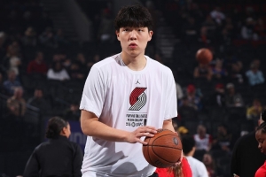 媒体人：杨瀚森在G联盟要多自己打一打 在这里就得打得独一点！