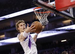 支撑球队！马尔卡宁半场14中7&三分7中2拿到18分 另有4板2助