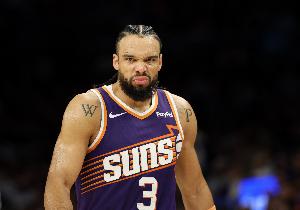 肘到脸了！狄龙单防约翰逊被放倒 后者追加一级恶犯