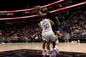 头上被肘到！库里造成奎因进攻犯规 但鹈鹕挑战成功改判阻挡犯规