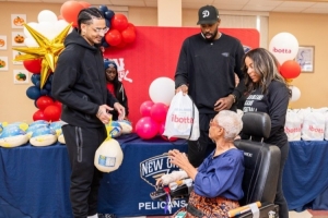 临近感恩节！小乔丹&皮维代表鹈鹕回馈社区 给居民送火鸡等食材