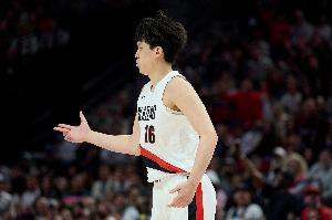 渐入佳境！杨瀚森持球对抗防守 妙传助攻队友篮下打中