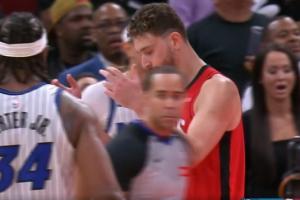 世界级难题！KD摔倒申京边线球发失误&回追送魔术2分还赔上犯规