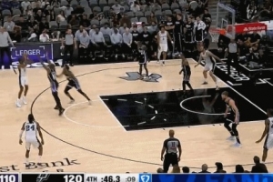 冷血杀手！福克斯不慌不忙 撤步面对两人干拔三分杀死比赛！